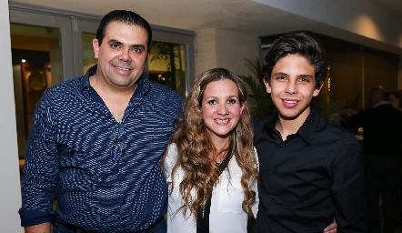  Miguel Compean, Aurora Irigoyen y Santiago Compean.