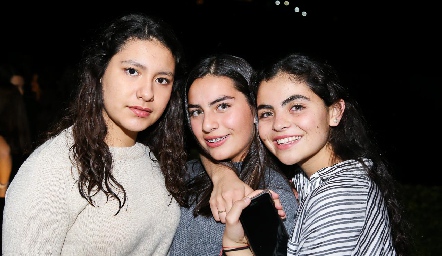  Isabella Varela, María José y María Emilia Díaz .