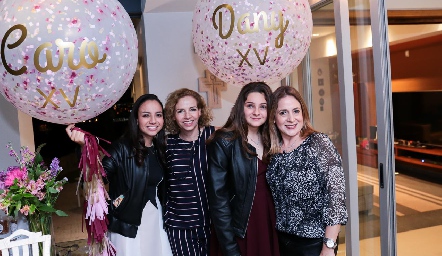  Las festejadas junto a sus mamás.
