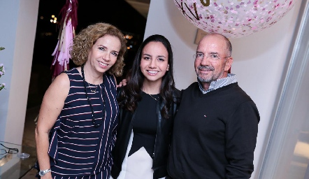  Caro junto a sus papás Gaby Cubillas y Marcelo Meade.