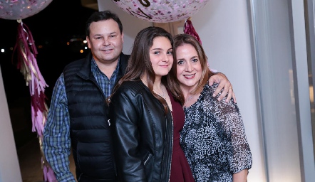  Dany con sus papás Patricio Odriozola y Denisse Beltram.