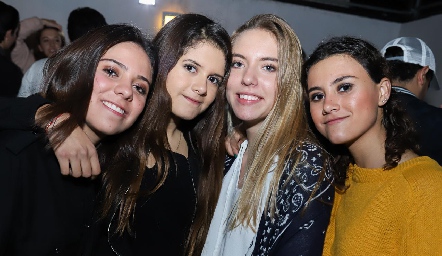  Selene, Vale, Emilia y Andrea.