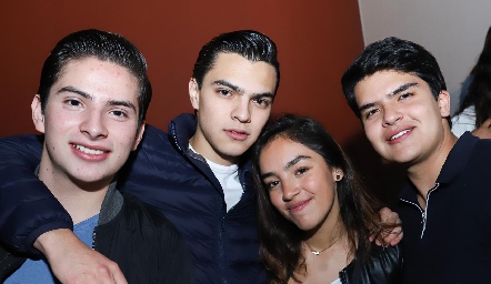  Mariano, Rocha, Mariana y Kevin.