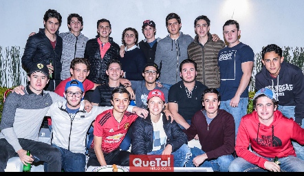  César con todos su amigos.