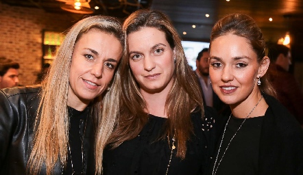 Mónica Torres, Hannia Abud y María Torres.