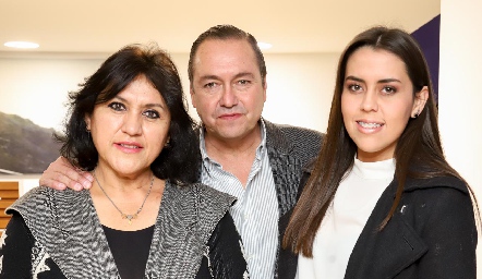  Ruth, Juan Carlos y Alejandra Valle.