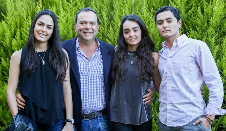  Armando Villasuso con sus hijos Marianela, Macarena y Armando.