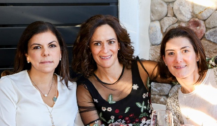  Mary Tere García, Daniela Coulon y Paulina Vivanco.