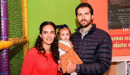  Mariana Vivanco y Jaime Hernández con su hija.