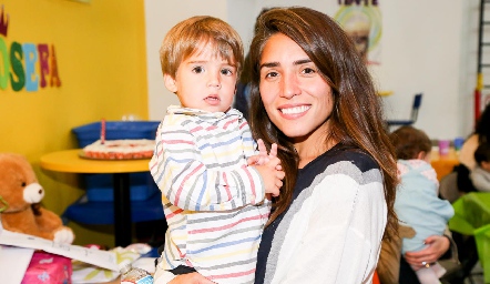  Adriana Botello con su hijo.