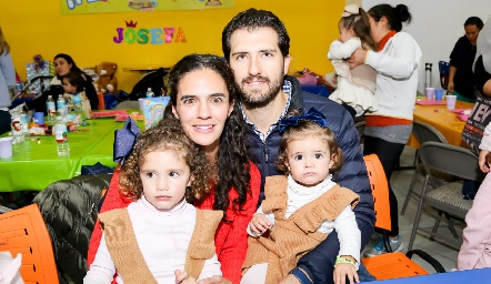  Mariana Vivanco, Jaime Hernández, con sus hijas.