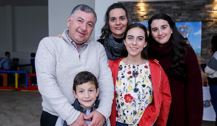  Rodrigo Villasana y Claudette Mahbub con sus hijos Santiago, Andrea y Claudette.