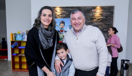  Claudette y Rodrigo Villasana con su hijo Santiago.
