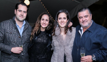  Nico Mina con sus hijos, Andrés, Dani y Ana Gaby.