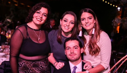  Daniela, Marisol, Gabriela y Carlos González Villanueva.