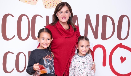  Oty Ruiz con sus nietas Isabella y Ximena.