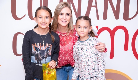  Sandra Pérez con sus hijas Isabella y Ximena.