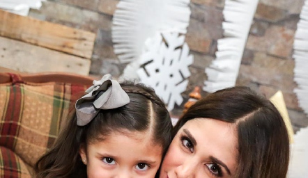  Montse Orozco con su hija.