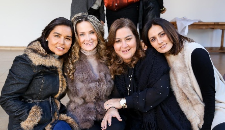  Lorena Torres, Karina Vita, Delly Cázares y Claudia Artolózaga .