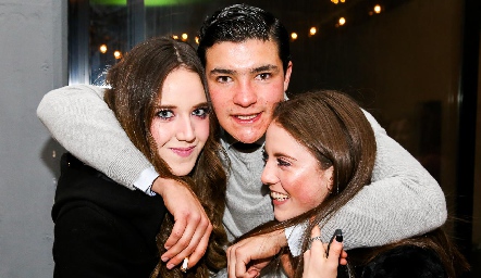  María Orozco, José Madrigal y Fer Orozco.