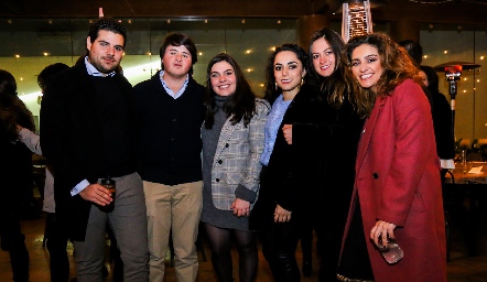  Chino de la Garza, Jorge Aldrett, Cata Esper, María Bravo, Isa Mendizábal y Bere Hinojosa.