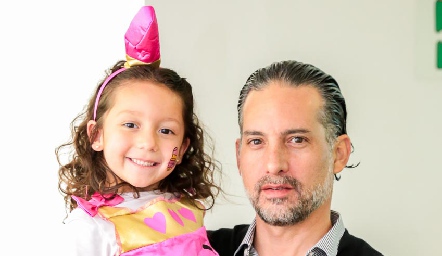  Regina y su papá Rodrigo Veytia.