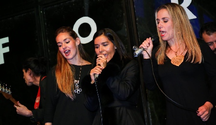  María, Lorena y Mónica Torres, cantando.