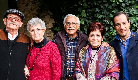  Raúl, Montserrat, Mario, Guadalupe y Rodrigo.