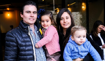  Juan Carlos Flores y Alejandra Díaz Infante con sus hijos Julia y Juan Carlos.