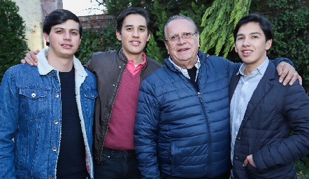  Olegario Galarza con sus nietos Pato, Andrés y Emilio.