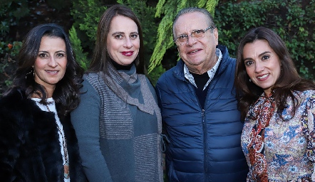  Mónica, Meritchell, Olegario y Vanessa Galarza.