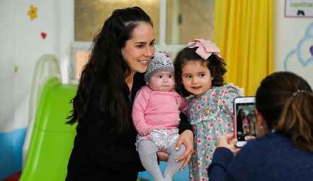  Sofía Estrada con sus hijas Lucila y Renata.