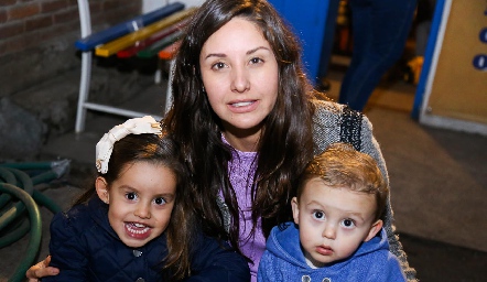  Julia y Juan Carlos con su mamá Ale Díaz Infante.