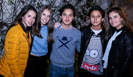  Mariana Navaro, María José Gutiérrez, Pato Aguillón, Andrés Robles y Fantine Abud.