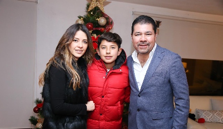  Pili Orta y Jorge Armendáriz con su hijo Jorge Emilio.