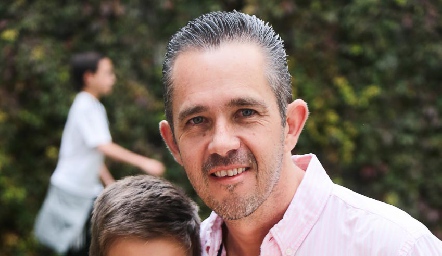  Lucas con su papá Eduardo Espinosa.