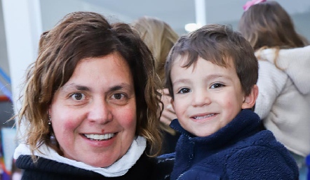  Ale Alcalde con su hijo.