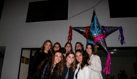  Renata Fernández, Natalia Rentería, Natalia González, Fer García, Moni Michel, Regina Morones, Marthita Ricavar y Ale Michel.