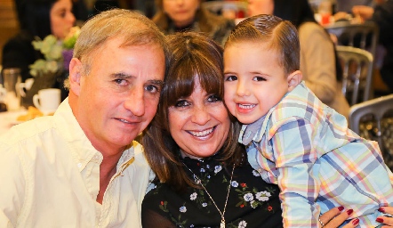  Ricardo Villalba y Martha García con su nieto Claudio.
