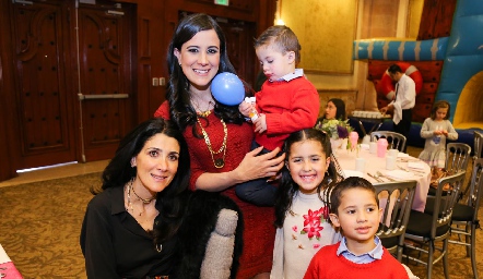  Alicia Tanus y Salma Tanus con sus hijos.