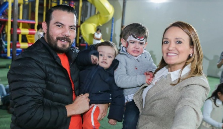  David Acevedo, Dany, Santino y Mónica González.