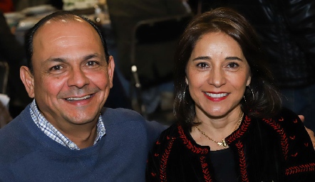  Héctor Villalobos y Rebeca Córdova.