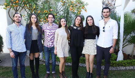  Miguel Álvarez, Cristy Jerez, Eduardo Álvarez, Lorena Cuadra, Lupita Bárcena, Guada Álvarez y Miguel Martínez.