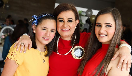  Lety con sus hijas Vale y Lety.