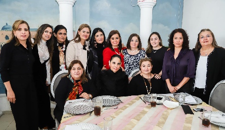  Lety acompañada de sus primas.