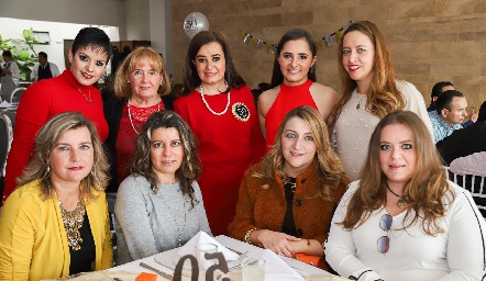  Lety con sus buenas amigas.