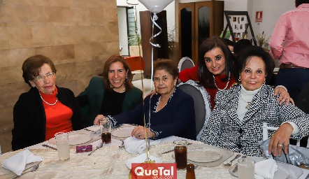  Lety con sus tías Espinosa.