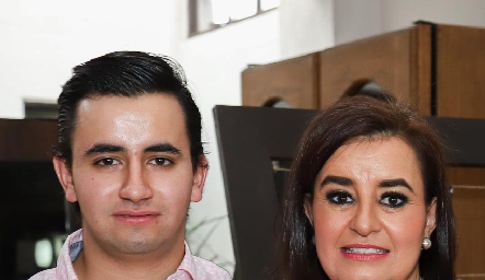  Lety con su hijo Mario del Valle.