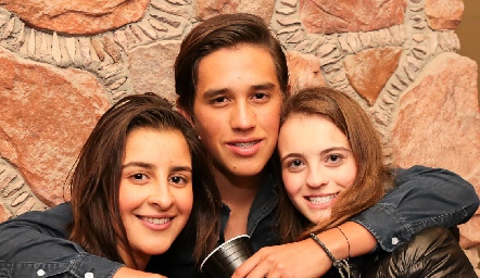  Lorea Gómez, Marcelo Rodríguez y María Emilia Meade.