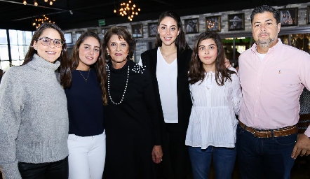  Paola Hernández, Vale Hernández, Lupita Gutiérrez, Sofía, Natalia e Israel Hernández.